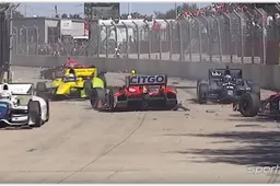 Ravageverzameling: IndyCars maken pittige uitstapjes in hekwerken