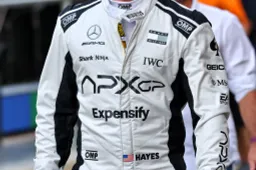 F1-coureurs staan samen met Brad Pitt op het podium in Abu Dhabi