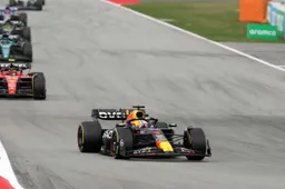 Verstappen declasseert gehele F1-grid en wint met grote overmacht in Spanje