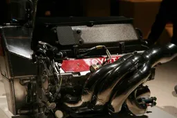 Wat een geluid! Toro Rosso V10 scheurt door de straten van Assen