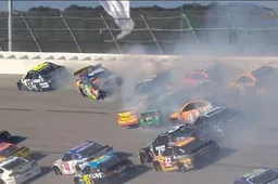 Video: MEGA crash tijdens NASCAR Cup race op Talladega!
