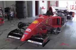 V12 van Ferrari uit 1995 jankt en tiert tijdens demonstratie