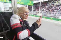 Lol! David Coulthard 'roast' Christina Aguilera live tijdens Grand Prix in Baku!