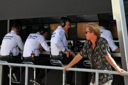 Rosberg onthult: 'Mercedes liet Hamilton en mij de crashes zelf betalen'