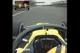BEKIJK hoe Nico Hülkenberg op volle snelheid wanhopig auto probeert te repareren