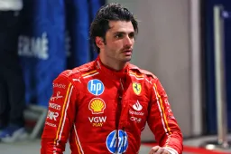 Albers fileert FIA na boete Sainz: ‘Heb je die mannen van de FIA wel eens gezien?’