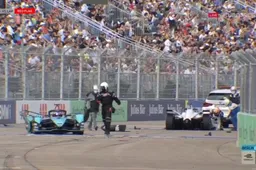 Drama bij start laatste Formule E-race: titelrivalen De Vries raken elkaar