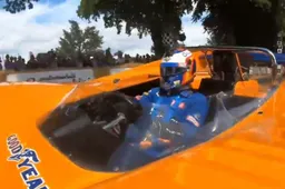 Sainz neemt plaats in een speciale auto: de M8D van Bruce McLaren!