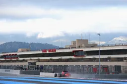 BREAKING: Vettel en Bottas rammen elkaar van de baan in Frankrijk!