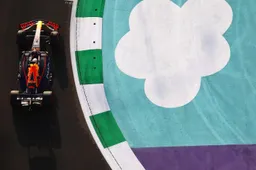Perez troeft Ferrari's op spectaculaire wijze af, Verstappen stelt teleur