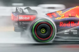 Bizarre taferelen op Hungaroring: Red Bull-vrachtwagen staat vast in water