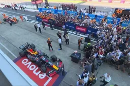 Mooi moment: Verstappen in onderonsje met Red Bull na zege Japan