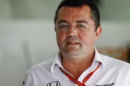 Boullier door het stof na gefaal tijdens wintertests