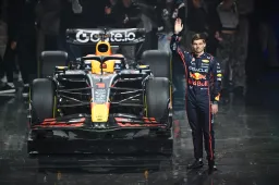 Verstappen and Horner in the cross hairs by fans in London during F1 75