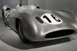 Iconische F1-wagen van Mercedes geveild voor recordbedrag