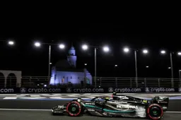 Hamilton worstelt met Mercedes: 'Een moeilijke auto om mee te rijden'