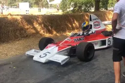 Simulatorcoureur Van Buren reed in een klassieke McLaren op Goodwood!