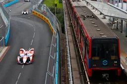 Dennis drives to victory in London, leaving Lynn and De Vries to follow