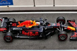 Video: Verstappen pakt eerste plek van Hamilton met een geweldige undercut!