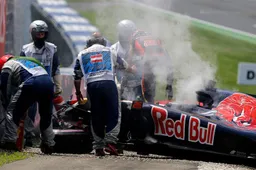 Video: Kvyat crasht tijdens VT3!