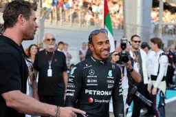 Hamilton et Russell remercient le personnel de Mercedes dans les usines