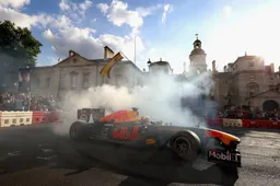 Formule 1-wagens scheuren door de straten van Milaan