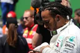 Hamilton kritisch op paydrivers in Formule 1: "Alleen maar rijke families"