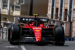 Sainz crasht zijn Ferrari op een voor velen bekende plek in Monaco