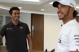 Lewis Hamilton ondervraagt stagiairs in de fabriek