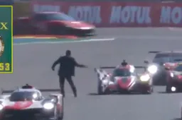 Frijns rijdt bijna afvlagger aan op de baan bij finish 24 uur van Le Mans