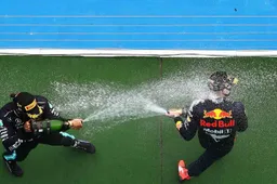Onderonsje tussen Verstappen en Hamilton: "Haha, dat kan ik bevestigen"