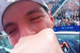 Voltreffer! Verstappen neemt Norris te grazen bij ontkurken champagne
