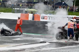 MotoGP-race stilgelegd door brandende motoren en benzine op de baan