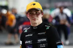 Piastri se lleva la pole en la tanda Sprint. 1-2 de McLaren, Verstappen 3ro