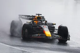 Uitslag | Verstappen briljant in regenrace op Interlagos, Norris heeft pech