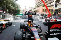 Verstappen viert feest met Norris en Sainz op podium
