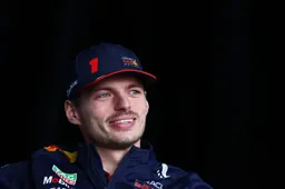 Verstappen lacht na ontvangen boete: 'Hebben in ieder geval adres van FIA'