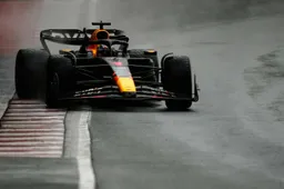 Verstappen heer en meester in regenachtig Canada, heldenrol voor Hulkenberg