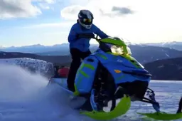 Video: Lewis scheurt met sneeuwscooter