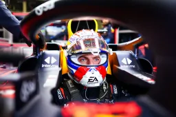 Verstappen en Coulthard racen tegen elkaar op Silverstone met RB1