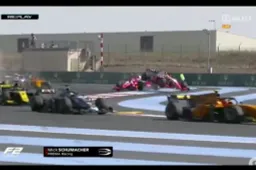 KIJKEN: Chaos na start F2 race Frankrijk: Schumacher gelanceerd door teamgenoot