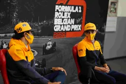 Norris plaagt Sainz met Ferrari-overstap: "Dan kan ik zwaaien naar hem"
