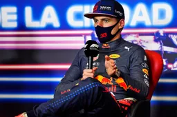 Verstappen schuift voor de persconferentie aan naast zijn 'grote vriend'