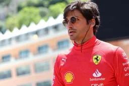 Sainz se desculpa com mecânicos da Ferrari por batida no TL2