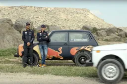 Verstappen en Ricciardo rijden de vulkaan rally in een Lada!