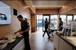 Dik! Dit was de ''houten'' motorhome van Red Bull Racing in Oostenrijk