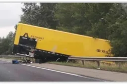 Gecrashte vrachtwagen Renault F1 vervoerde… POWER UNITS