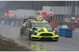 Valentino Rossi en Robert Kubica doen rally-show op kletsnat Monza
