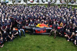 Verstappen en Perez nodigen je uit voor de lancering van Red Bulls RB18