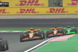 Hamilton pakt de leiding af van Norris bij de start van de sprintrace